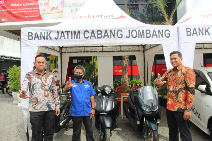 Pemimpin Cabang Bank Jatim Jombang Mutaalifin Efendhy foto bersama perwakilan mitra kerja