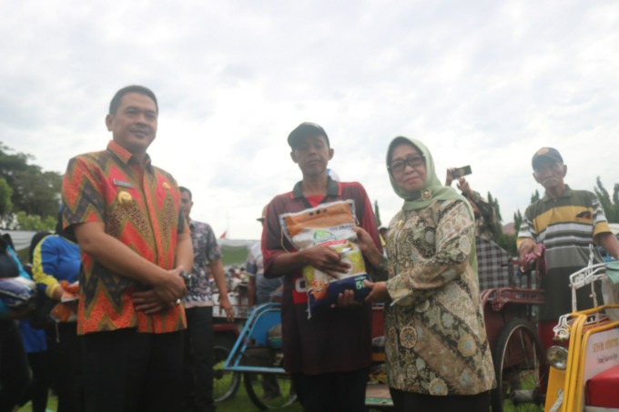 Bupati Jombang didampingi Wabup Jombang menyerahkan secara simbolis bantuan beras dan uang tunai untuk abang tukang becak.