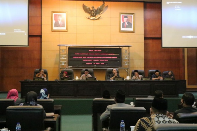 Bupati Hj Mundjidah Wahab, Wabup Sumrambah dan pimpinan dewan pada paripurna LKPj di gedung DPRD Jombang, Rabu (12/4) malam.