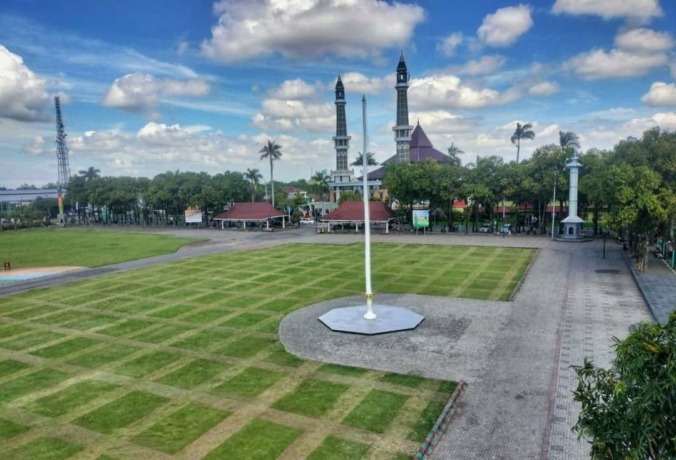 Bentuk rumput di Alun-alun Jombang dibentuk laiknya sarung lebaran