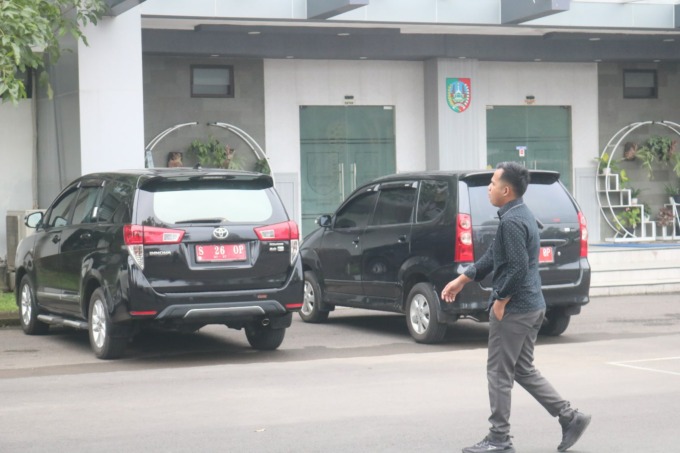 Ilustrasi mobil dinas pejabat yang terparkir di halaman gedung Pemkab Jombang.