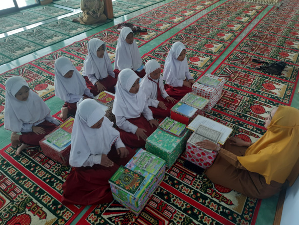 Pembimbing muatan lokal Pendidikan Diniyah SDN Kayangan 1 saat mengajar program tahfiz, Senin (27/3).