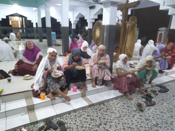 Jamaah Masjid Baitul Ghufron di Dusun Sukomulyo, Desa Blimbing saat santap sahur bersama di halaman masjid.