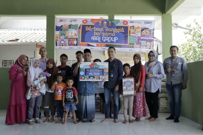Berbagi Bahagia Bersama BRI Group: Penyerahan sembako dilakukan secara langsung oleh Manager Operasional BRI Cabang Jombang, Muhammad Sopyan kepada Ketua LKSA Ar Ridlo, H. Rodly.
