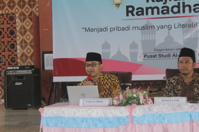 Dr Amrulloh Lc saat menyampaikan materi pada kajian Ramadan di Islamic Center Unipdu, Minggu (16/4).