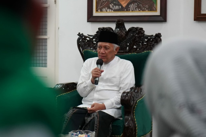 KH Abdul Hakim Mahfudz (Gus Kikin), Pengasuh Pondok Pesantren Tebuireng Jombang.