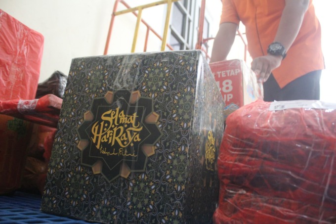 Petugas di Kantor Pos Jombang sedang mengangkut paket yang dikirim warga.