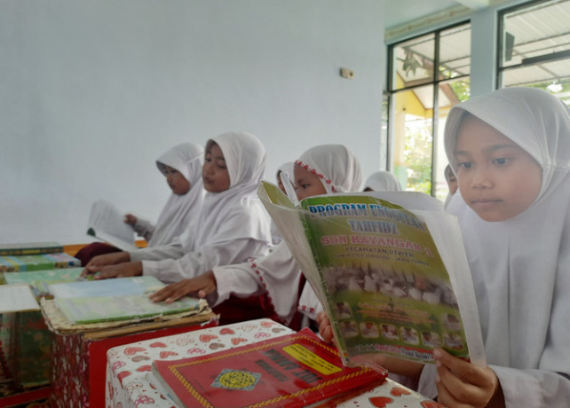 Guru mengajarkan hafalan kepada siswa dengan gerakan-gerakan dan lagu di SDN Kayangan 1