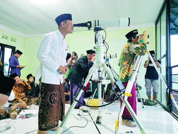 tim yang melakukan rukyatulhilal dari menara masjid jamik Ponpes Mambaul Maarif Denanyar belum berhasil melihat hilal