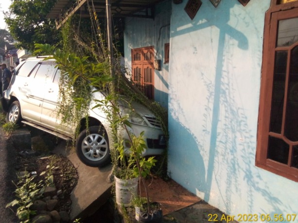 Kondisi mobil Innova yang menabrak tembok rumah warga setelah diterjang APV.