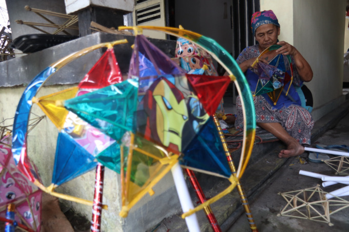 : Neneng warga Plosogeneng Jombang bersama orang tuanya menyelesaikan pesanan lampion.