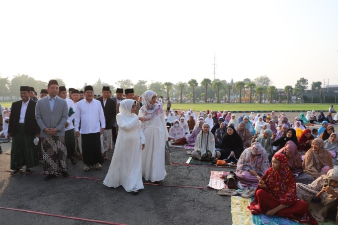 Bupati Hj Mundjidah Wahab menyapa jamaah salat Idul Fitri di Masjid Agung Baitul Mukminin, Sabtu (22/4).