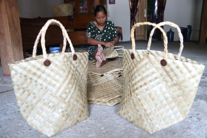 Perajin anyaman pandan asal Dusun Karanggebang, Desa Munungkerep, Kecamatan Kabuh saat menggarap pesanan