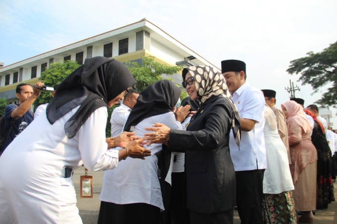 Ribuan ASN di lingkup Pemkab Jombang antre bersalaman dengan Bupati Mundjidah dan Wabup Sumrambah.