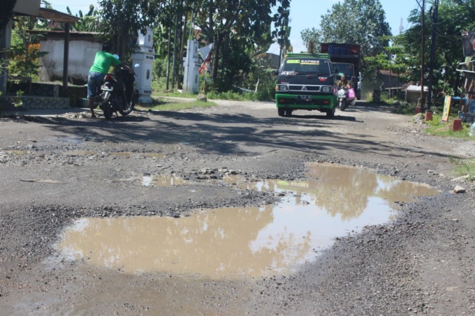 Kondisi jalan kabupaten ruas Kabuh-Tapen yang masih menanti perbaikan permanen dari Pemkab Jombang.