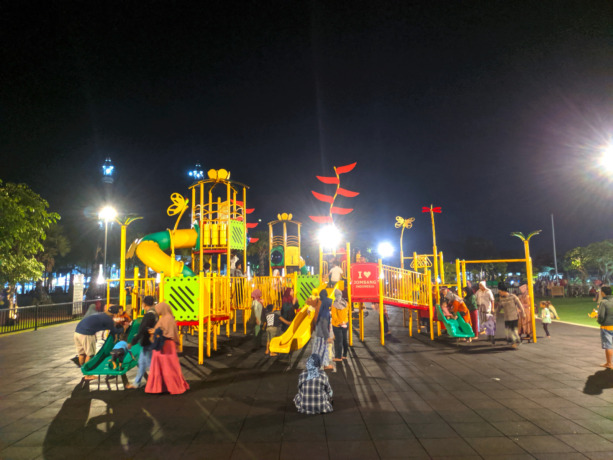 Masih maraknya PKL di sekitar alun-alun Jombang, membuat DLH menerapkan pembatasan jam berkunjung, khususnya di Playground.