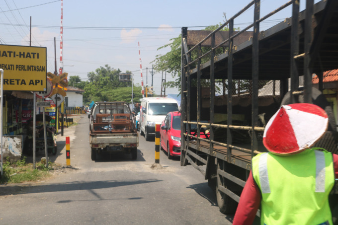 Tiga palang besi dipasang di perlintasan KA sebidang di Desa Sembung, Kecamatan Perak untuk mencegah masuknya kendaraan tonase besar ke Jalan Kabupaten