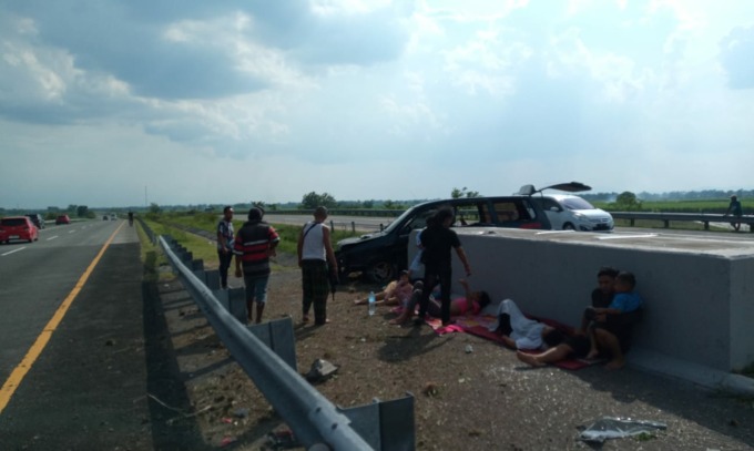 Kondisi mobil dan penumpangnya usai mengalami kecelakaan di Tol Jomo Sabtu (8/4) siang.
