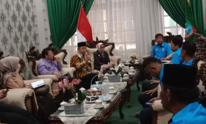 Pertemuan antara Bupati Jombang, sejumlah OPD terkait dan perwakilan PKL di pendopo Kabupaten