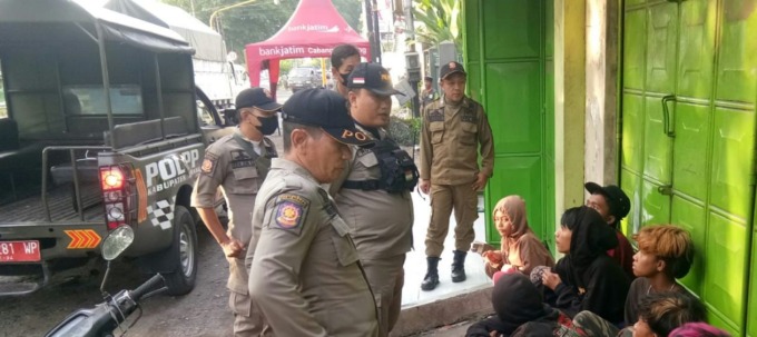Tujuh Anjal yang digaruk petugas Satpol PP saat tengan asyik ngamen di perempatan jalan wilayah dalam kota
