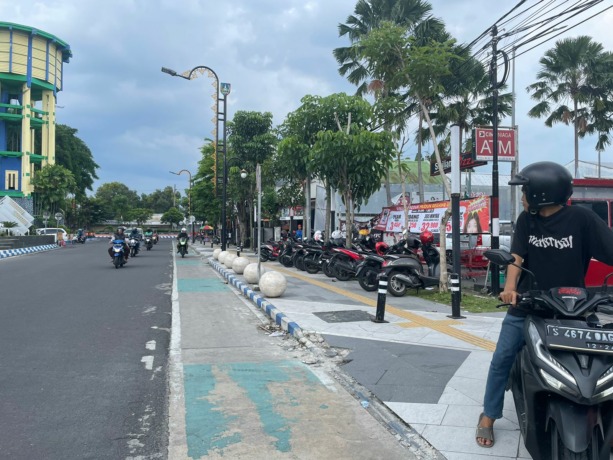 Kondisi trotoar Jl Kh Wahid Hasyim di Depan salah satu supermarket yang kini kembali jadi ajang parkir liar.