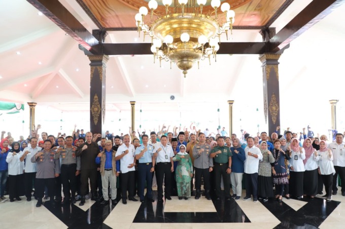 Bupati bersama para peserta peringatan hari buruh Internasional di pendopo Kabupaten Jombang (3/5)