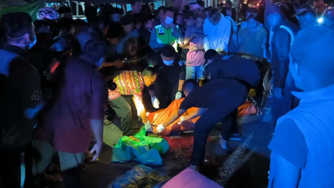 Petugas saat mengevakuasi jenazah korban