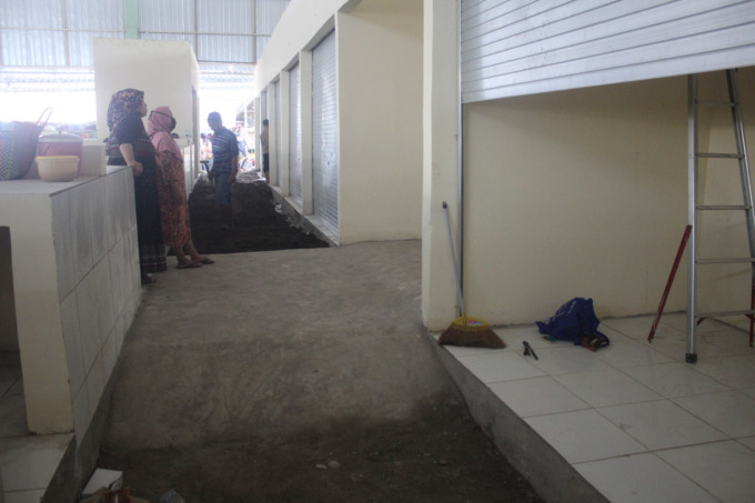 Pedagang pasar pon urunan dan mendatangkan tanah secara swadaya perbaiki pasar lantaran buruknya kualitas pembangunan proyek