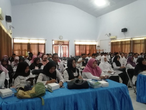 Peserta sosialisasi BOSDA (baju hitam putih) mendengarkan materi dari narasumber.