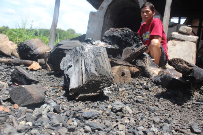 Proses pembuatan arang di Dusun Cupak, Kecamatan Ngusikan sebelum akhirnya dijual ke pasaran