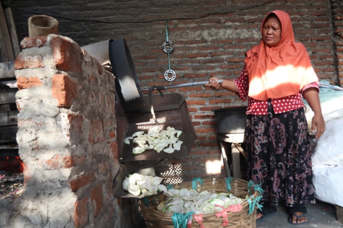 Proses penggorengan kerupuk menggunakan pasir di Desa Jabon, Kecamatan Jombang.