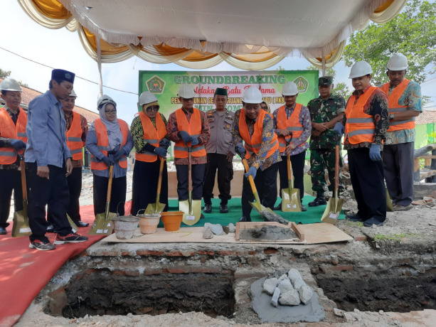 Kepala Kanwil Kemenag Jatim, Dr H Husnul Maram MHI melakukan peletakan batu pertama di MIN 1 Jombang, Sabtu (6/5).