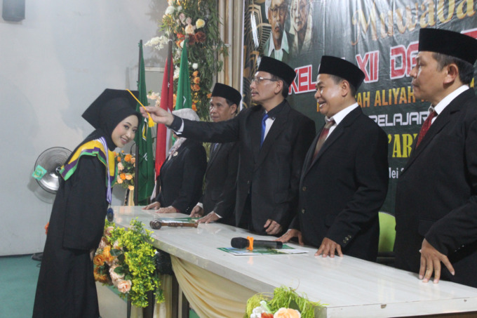 Prosesi wisuda oleh pimpinan MAN 4 Jombang.