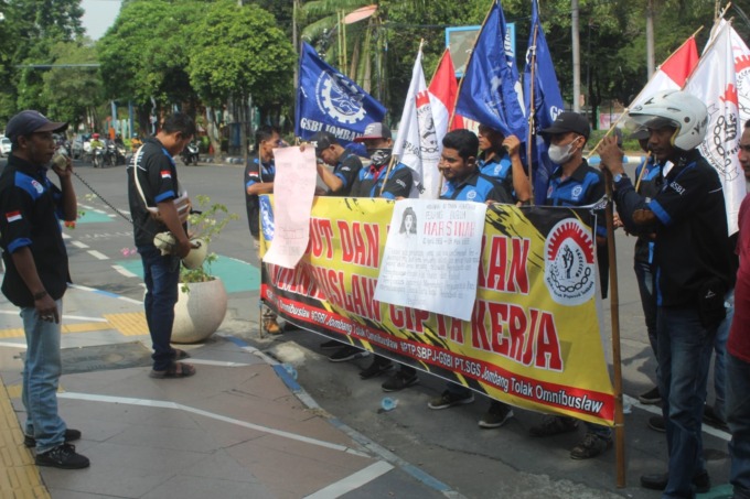 Sejumlah buruh yang menggelar aksi demonstrasi di depan kantor Disnaker Jombang (9/5)