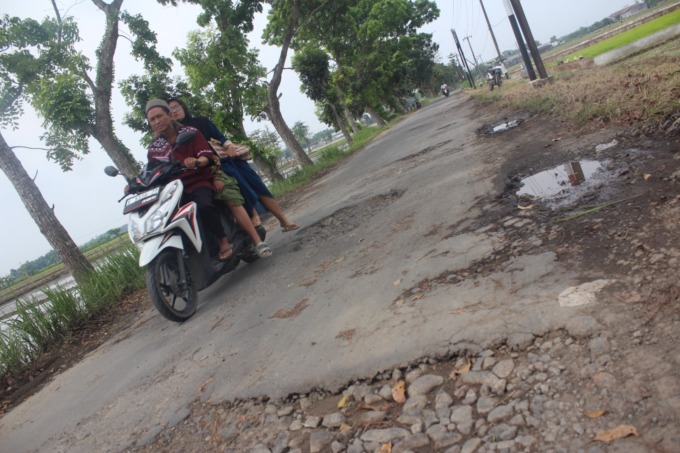 Kondisi jalan yang rusak di Desa Segodorejo, Kecamatan Sumobito.