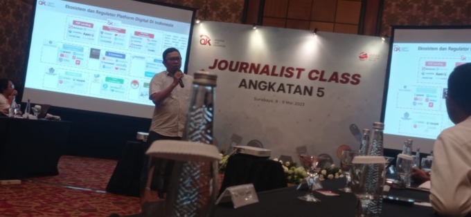 Salah satu pemateri sedang memberikan pengetahuan keuangan kepada jurnalis yang hadir di kegiatan Kournalist Class angkatan ke 5
