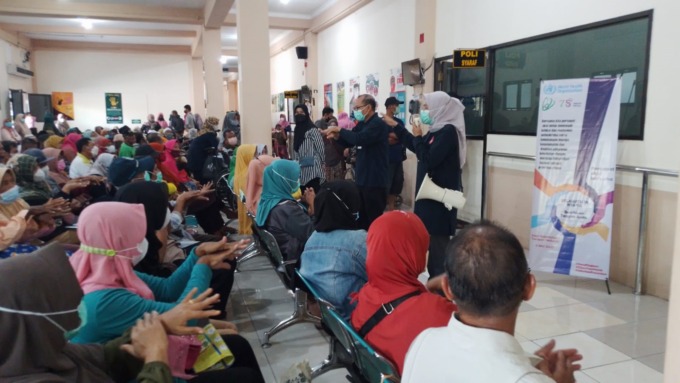 Tenaga kesehatan RSUD Jombang memberikan sosialisasi kepada pasien yang sedang menunggu antrean tentang pentingnya cuci tangan