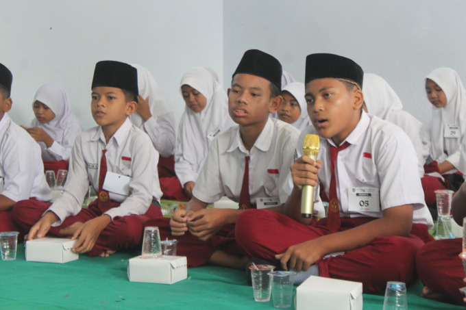 Siswa mengikuti ujian tahfiz di SDN Sumberagung Kecamatan Megaluh, (4/5).