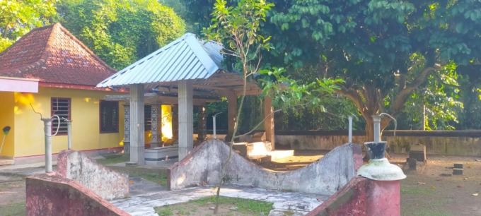 Pendapa keramat di Desa Jombok, Kecamatan Ngoro ini dianggap keramat. Sebagai penjaga sumber air dan tempat penyimpanan pusaka, tak banyak orang yang berani masuk ke areal ini.