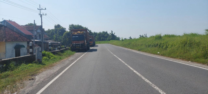 Kondisi Jalur Provinsi Ploso-Gedek di Desa Daditunggal, Kecamatan Ploso ini sama sekali tak dilengkapi PJU apalagi CCTV Hal itu memicu kerawanan aksi lempar batu terulang kembali.