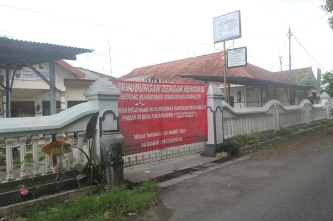Gedung Puskesmas Bandarkedungmulyo kini ditutup untuk dilakukan rehabilitasi. Pelayanan kesehatan, juga dipindahkan ke lokasi lain di Desa Pucangsimo.