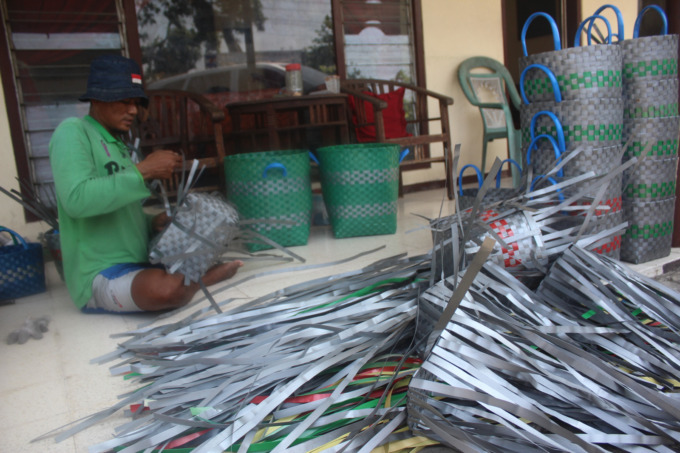 Proses pembuatan tas dan keranjang dari limbah tali plastik pet dengan menganyam. Tas ini, bahkan telah mampu dijual hingga luar daerah.