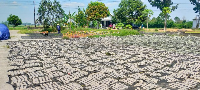 Produsen kerupuk goreng pasir di KEcamatan Ngoro mulai kemlimpungan karena kenaikan harga tepung terigu yang gila-gilaan. Kenaikan ini, terjasi sejak momen hari raya kemarin.