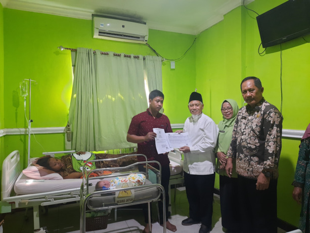 Penyerahan akta kelahiran dan KK ke keluarga pasien. di RS PMC< seluruh persalinan akan dibantu untuk mendapat dua dokumen kependudukan sekaligus untuk bayi dan orang tuanya.