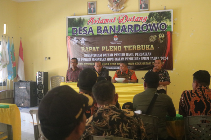 Bapenda Jombang dan Kejari Jombang saat mendatangi Desa Banjardowo, Kecamatan Jombang untuk melakukam monev terkait tunggakan PBB di tahun 2022 dan percepatan pelunasan PBB tahun 2023.
