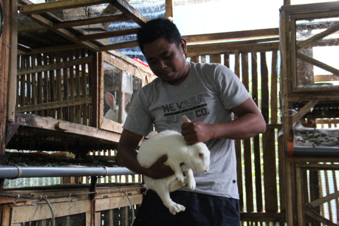 Achmad Bakri, 36 warga Dusun Pucangrejo, Desa/Kecamatan Wonosalam membudidayakan kelinci pedaging di rumahnya.
