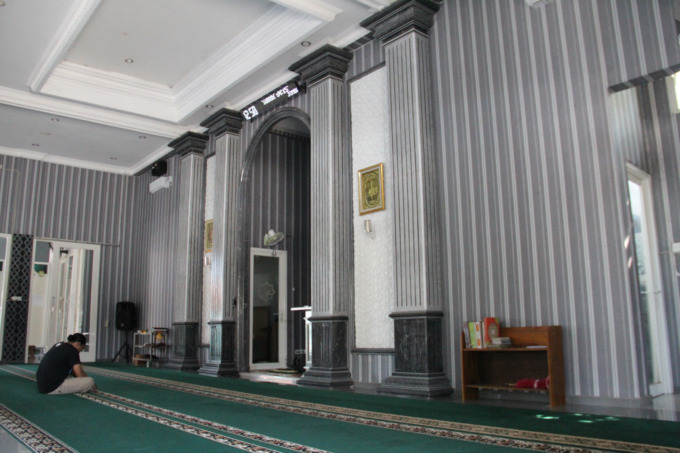 Masjid Littaqwa di Desa Plandi, Kecamatan Jombang tampak memiliki bangunan modern dengan halaman luas.
