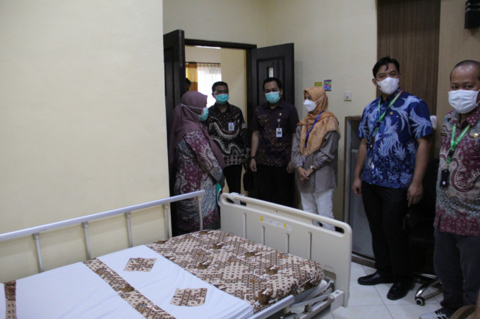 dr Iwan Priyono Sp OG Wakil Direktur Pelayanan mendampingi perwakilan BPJS Kesehatan Cabang Mojokerto saat memantau pelayanan kemarin.
