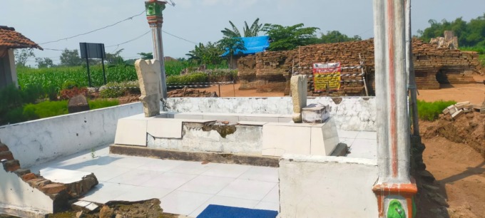 Situs Pandegong di Dusun Kwasen, Desa Menganto, Kecamatan Mojowarno. Situs ini, diyakini masyarakat sebagai situs angker dan sering terdengar pagelaran gaib dari arah makam itu.