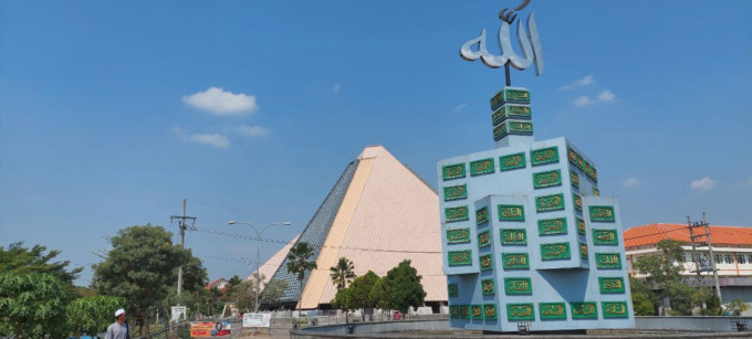 Monumen At Tauhid di Terminal Wisata Kawasan Wisata Religi Makam Gus Dur Jombang ini kondisinya tak terawat, bagian lafadz Allahnya rusak, sementara bagian asmaul husna juga penuh kotoran burung